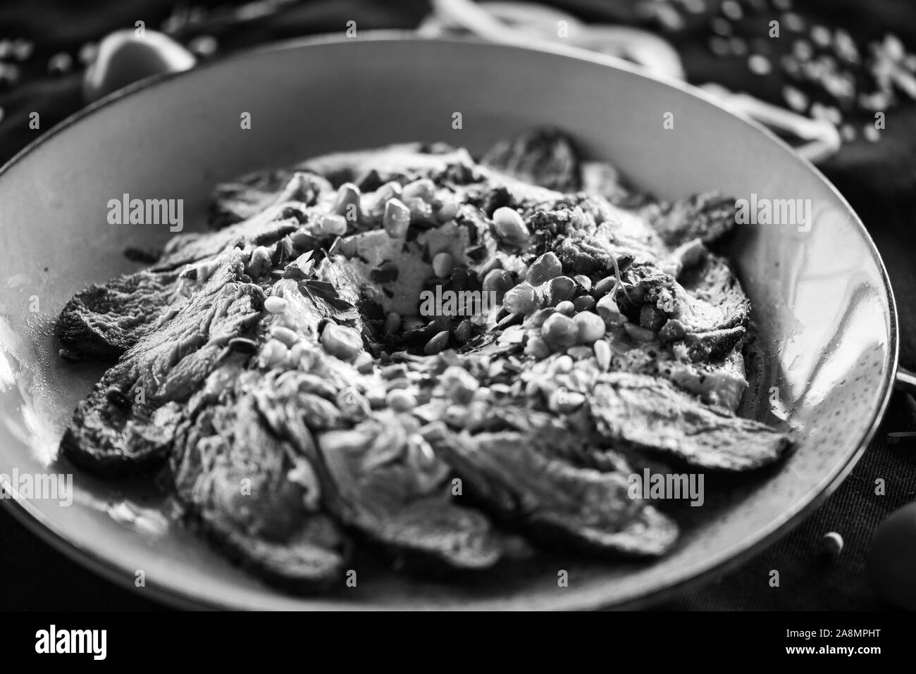plat de houmous libanais avec bœuf rôti et graines de grenade Banque D'Images