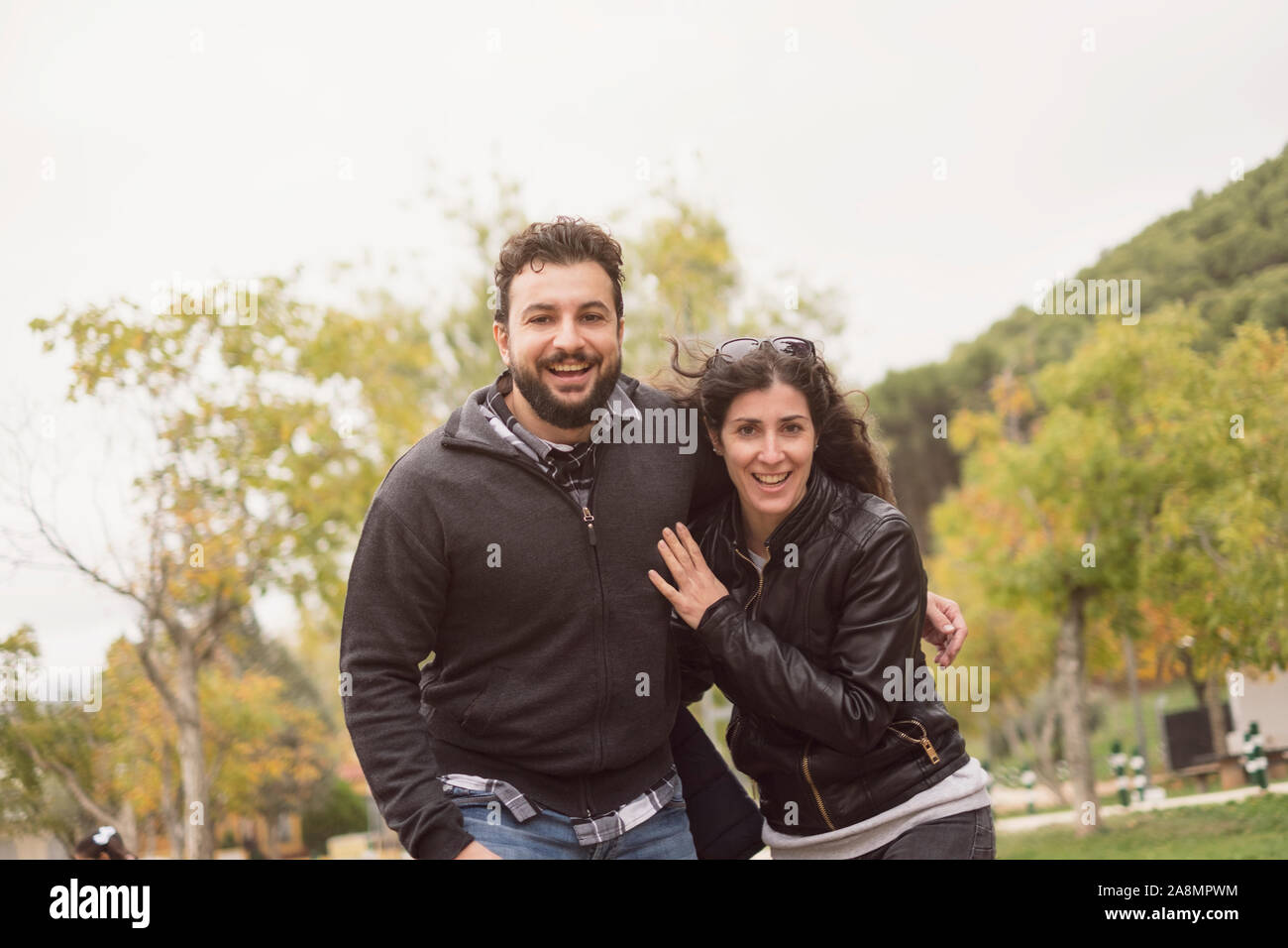 30 à 40 ans Couple in park posant pour une photo Banque D'Images