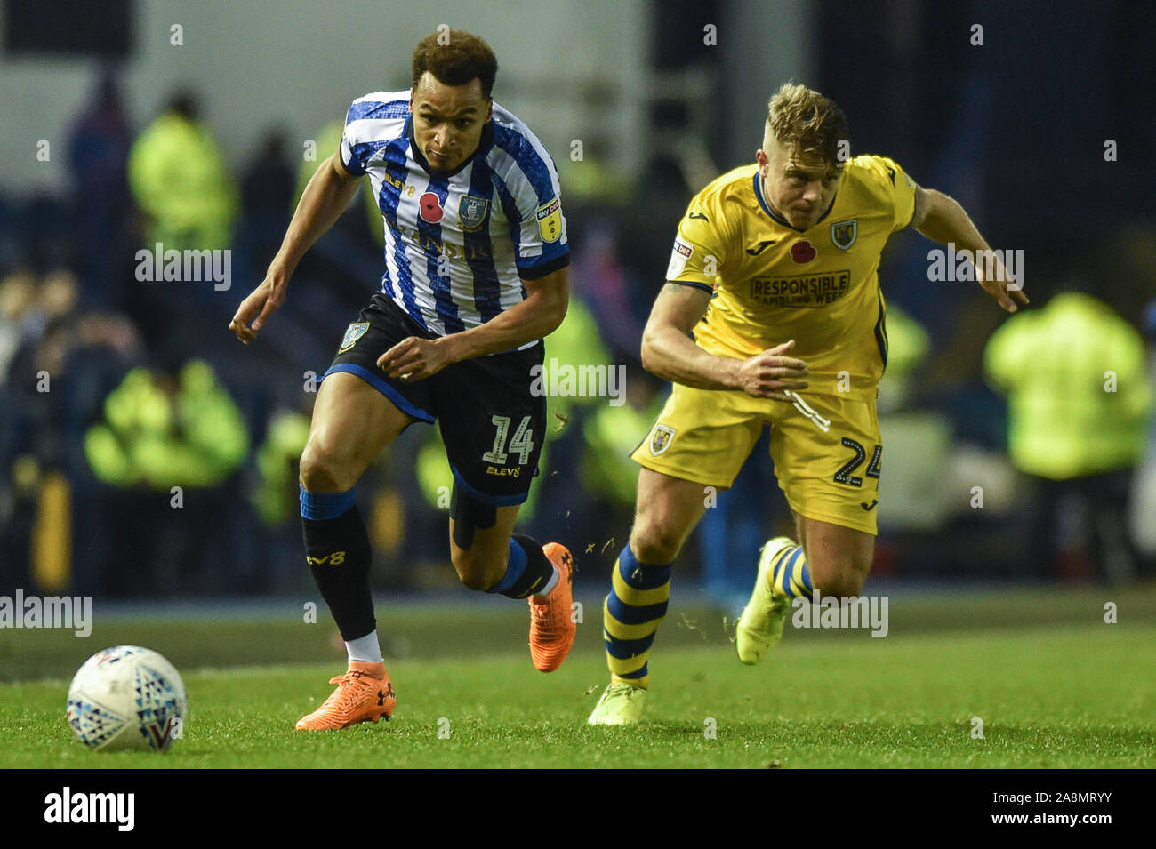 9 novembre 2019, Hillsborough, Sheffield, Angleterre ; Sky Bet Championship, Sheffield Wednesday v Swansea City : Jacob Murphy (14) de Sheffield Wednesday et Jake Bidwell (24) de Swansea City en concurrence pour le bal. Credit : Dean Williams/News Images Banque D'Images