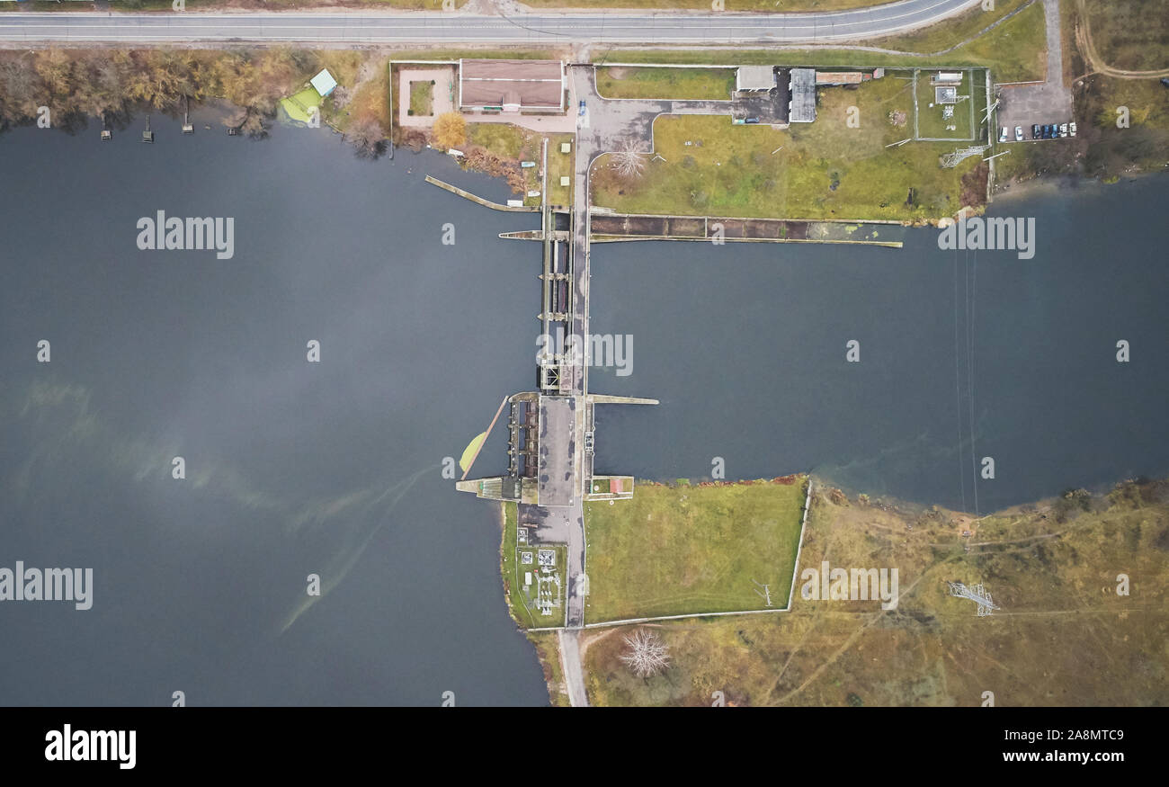 L'usine électrique de l'eau au-dessus de la station drone vue sur le lac Banque D'Images