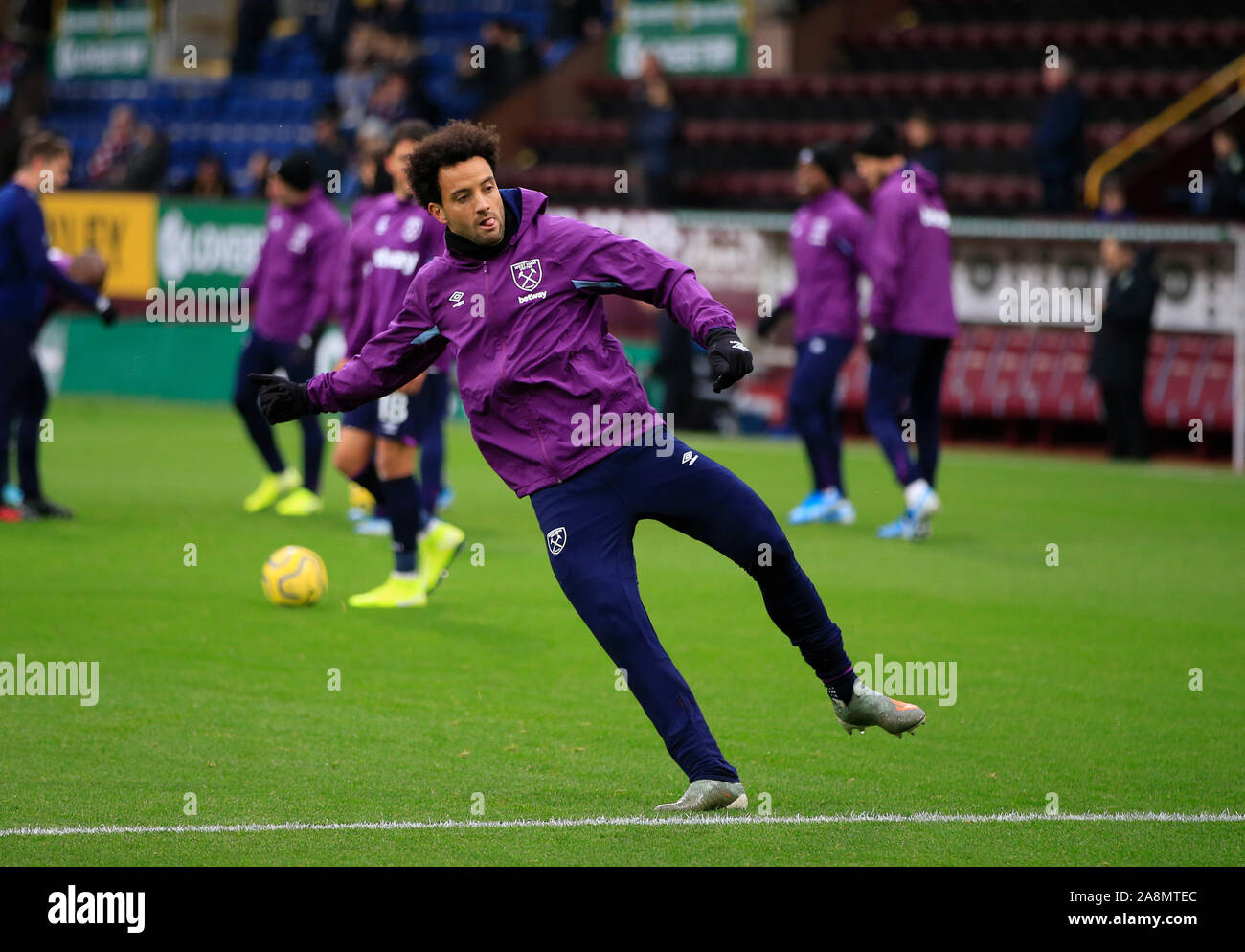 9 novembre 2019, Turf Moor, Burnley, en Angleterre, Premier League, Burnley v West Ham United : Felipe Anderson (8) de West Ham United se réchauffe pour le Crédit : Conor Molloy/News Images Banque D'Images