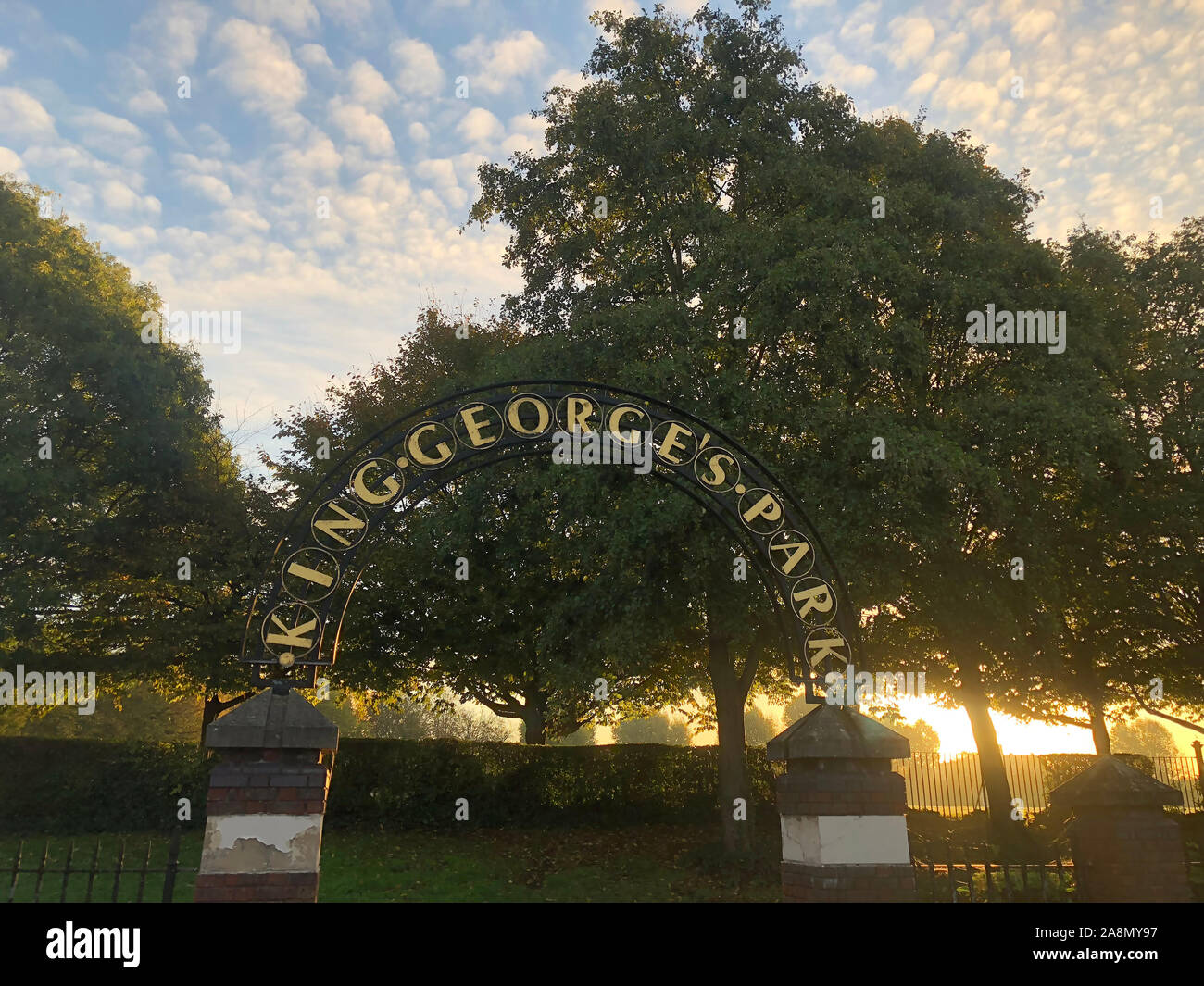 Londres, Royaume-Uni - 19 octobre 2018 : vue sur le panneau d'entrée du parc King George au lever du soleil. Banque D'Images