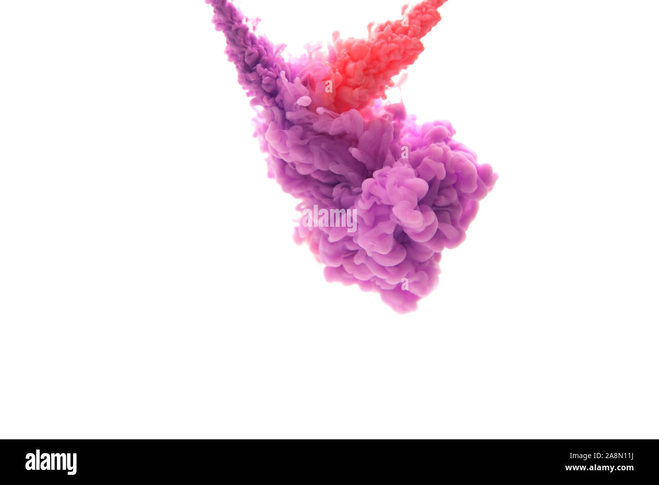 Mélange de rouge et violet abstrait de l'encre dans l'eau sur un fond blanc. Il ressemble à de la fumée ou de nuages. Ou zéro gravité. Banque D'Images