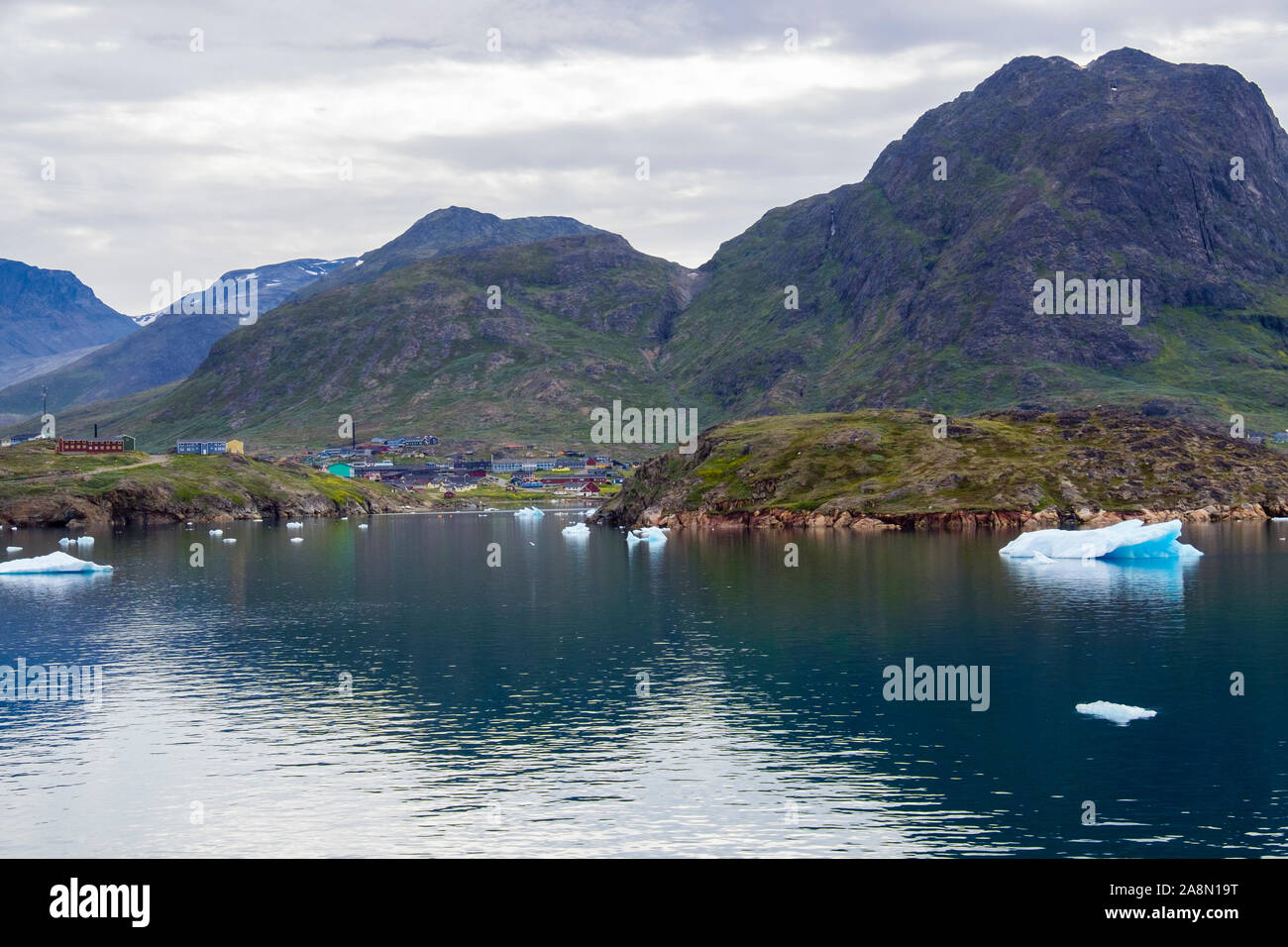 Vue mer à la ville ci-dessous Qaqqarsuaq Fjeld montagne avec de petits icebergs de fjord Tunulliarfik en été. Narsaq Kujalleq, le sud du Groenland, Banque D'Images