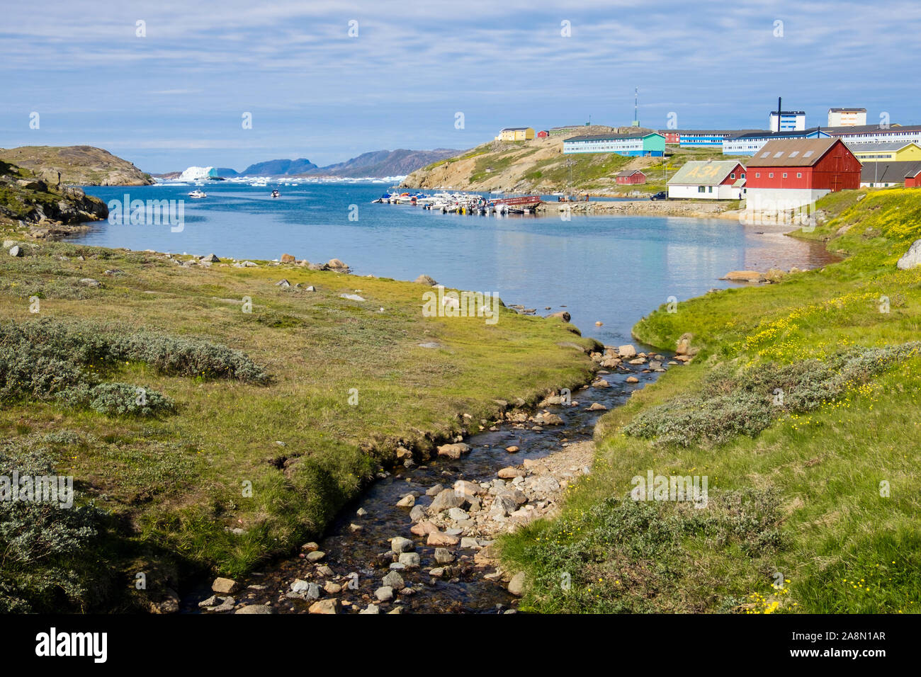 Petit cours d'eau en port naturel et fjord en été. Narsaq Kujalleq, le sud du Groenland, Banque D'Images