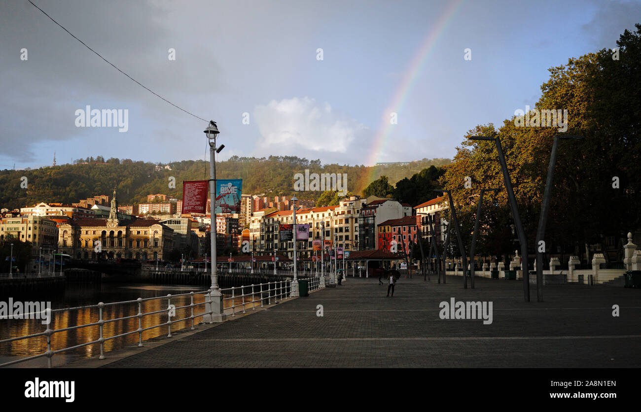 BILBAO ESPAGNE - couleurs arc-en-ciel APRÈS DE FORTES PLUIES LE LONG DE LA RIA DE BILBAO DANS LA VIEILLE VILLE DE BILBAO - BILBAO - RIVIÈRE PAYSAGE VILLE - STREET PHOTOGRAPHY © Frédéric Beaumont Banque D'Images