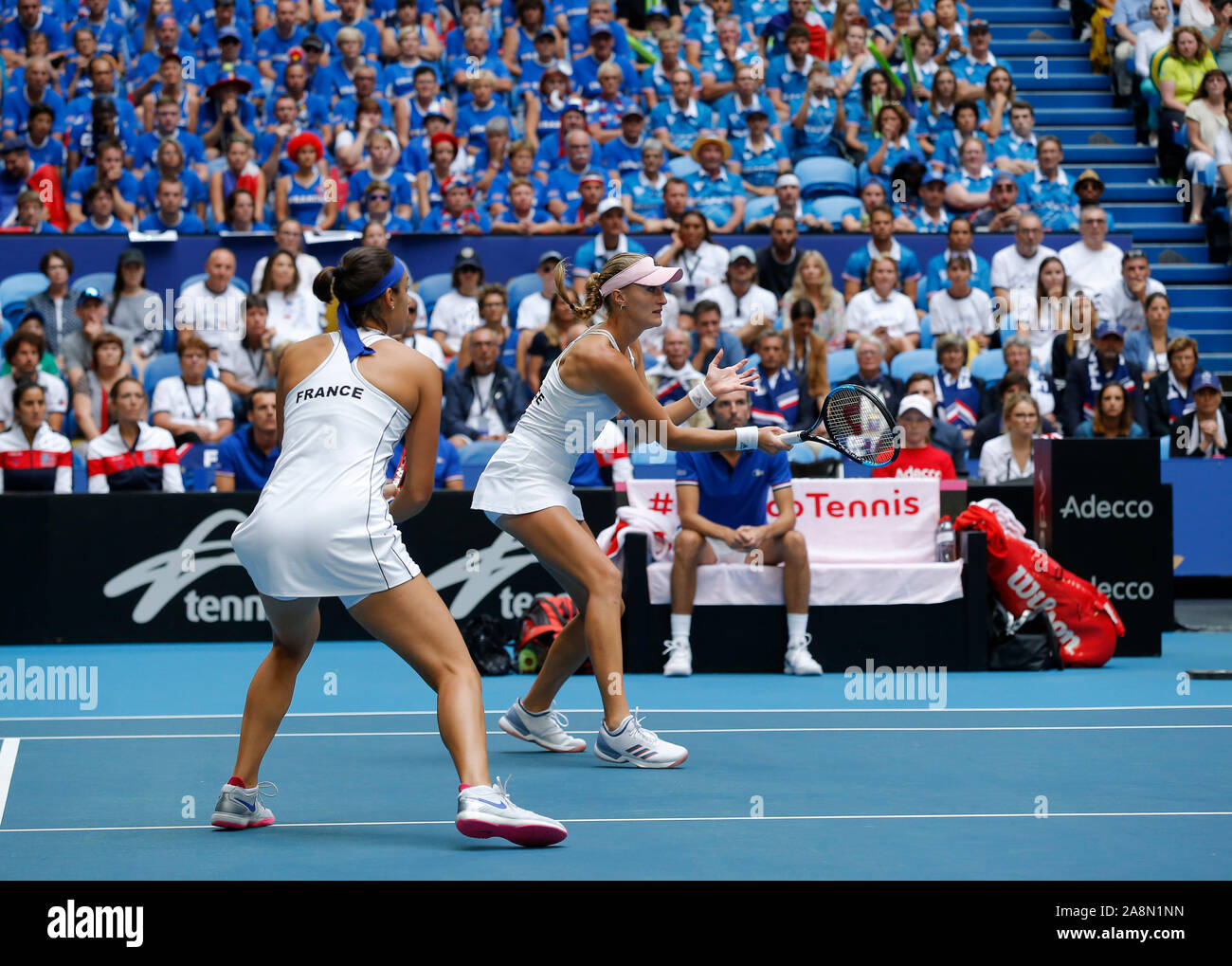 Perth, Australie. 10 Nov, 2019. 10 novembre 2019 RAC ; Arena, Perth, Australie occidentale, Australie ; Fed Cup par BNP Paribas Tennis finale, l'Australie contre la France ; Kristina Mladenivic et Caroline Garcia, de la France au cours de la en compétition contre l'Australie : L'action de Crédit Plus Sport Images/Alamy Live News Banque D'Images