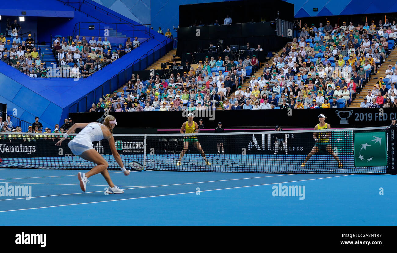 Perth, Australie. 10 Nov, 2019. 10 novembre 2019 RAC ; Arena, Perth, Australie occidentale, Australie ; Fed Cup par BNP Paribas Tennis finale, l'Australie contre la France ; Ash Barty et Sam Stosur de l'Australie montre que Kristina Mladenivic de France joue une salve sur le net au cours de l'Action Crédit : doubles Plus Sport Images/Alamy Live News Banque D'Images