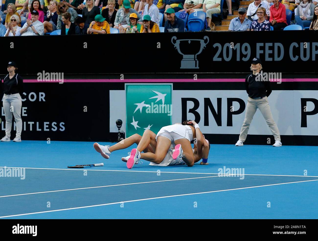 Perth, Australie. 10 Nov, 2019. 10 novembre 2019 RAC ; Arena, Perth, Australie occidentale, Australie ; Fed Cup par BNP Paribas Tennis finale, l'Australie contre la France ; Kristina Mladenivic et Caroline Garcia de France hug après avoir remporté la Fed Cup 3 à 2 caoutchoucs contre l'Australie : L'action de Crédit Plus Sport Images/Alamy Live News Banque D'Images