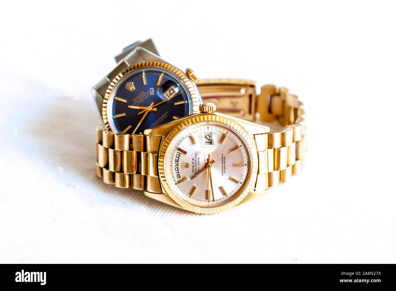 CREMONA, ITALIE - Mars, 2019 : Rolex Oyster Perpetual Day Date- et huître  Blue watch sur fond blanc. Rolex SA est une entreprise suisse de luxe Photo  Stock - Alamy