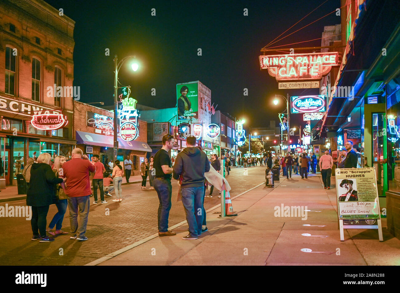 Beale Street à Memphis Tennessee par nuit. Cette rue est célèbre pour ses clubs de blues. Banque D'Images