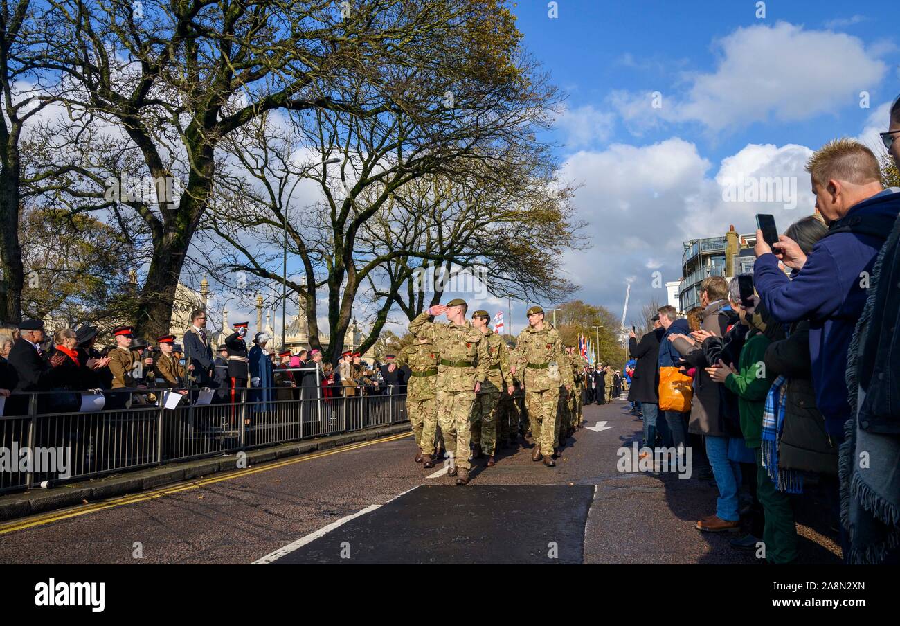Brighton UK 10 novembre 2019 - les cadets de l'Armée de rejoindre les milliers de prendre part à l'acte de commémoration publique tenue à Brighton Monument commémoratif de guerre du Canada par un défilé et une cérémonie de dépôt de gerbes Crédit : Simon Dack / Alamy Live News Banque D'Images