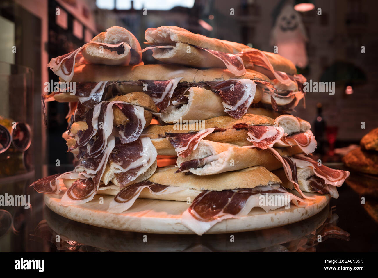 - VIANDAS BOCADILLO DE LA SALAMANCA - Jamones y Embutidos - sandwich au jambon espagnol AFFICHE DANS UNE VITRINE - charcuterie espagnole - PAMPLONA ESPAGNE © Frédéric Beaumont Banque D'Images