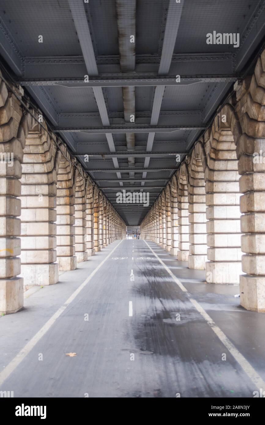 Pont Bercy, Paris, sous le pont, perspective Banque D'Images