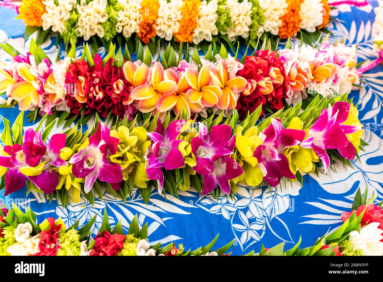 Des guirlandes de fleurs en Polynésie française, couronnes de fleurs