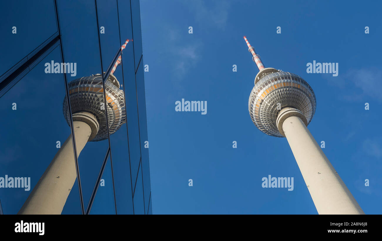 Beaux reflets urbains dans le centre ville de Berlin, en Allemagne, avec un détail de la tour de télévision appelé Fernsehturm Banque D'Images