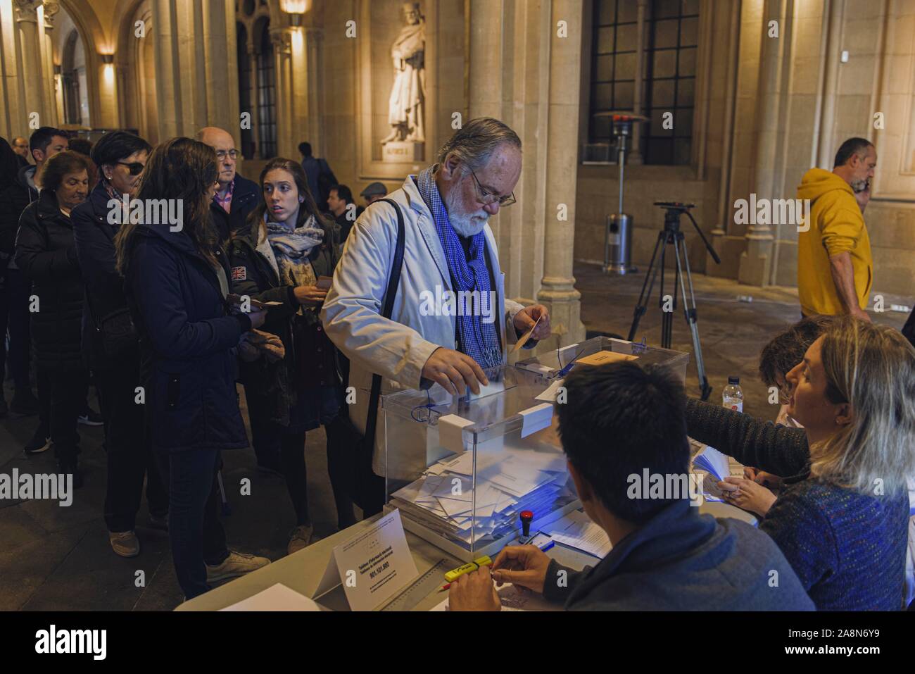 Barcelone, Espagne. 10 novembre, 2019 : Un électeur dépose son vote à un bureau de scrutin à Barcelone que l'Espagne retourne aux urnes pour la quatrième élections générales en quatre ans pour essayer de mettre fin à l'impasse politique. Credit : Matthias Rickenbach/Alamy Live News Banque D'Images