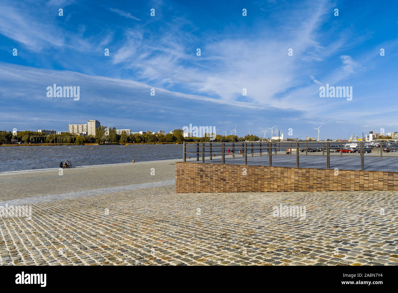 Promenade pavée sur banque d'eau de l'Escaut, Anvers, Belgique. Banque D'Images