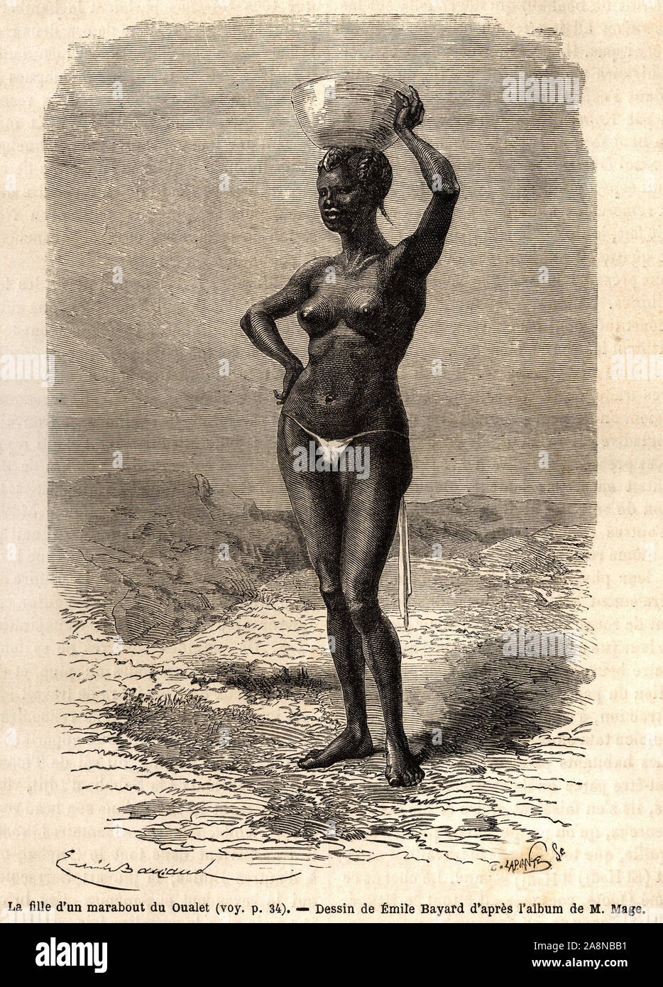 La fille d'un marabout du Oualet (Mauritanie), vetue de la tenue commune, portant une jatte sur la tete pour la fabrication du savon noir. Gravure po Banque D'Images