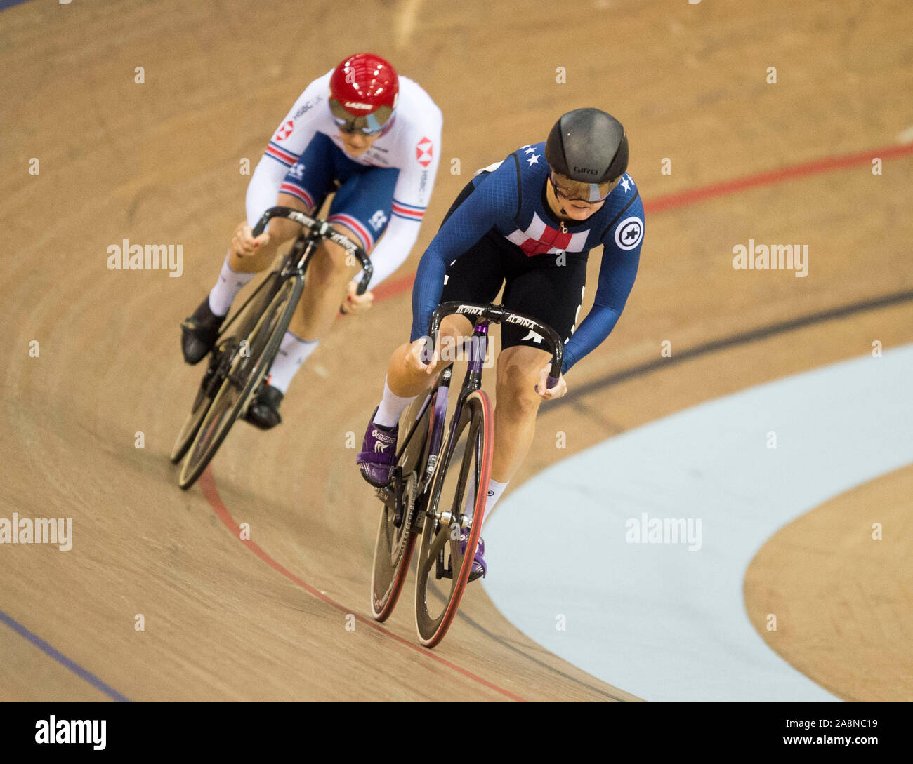 Katy Marchant (GBR) et Madalyn Godby (USA) qui se font concurrence en chaleur 3 de la Sprint femmes 1/8 de finale lors de la troisième journée de la Coupe du Monde de Cyclisme sur Piste UCI au vélodrome Sir Chris Hoy, Glasgow. Banque D'Images