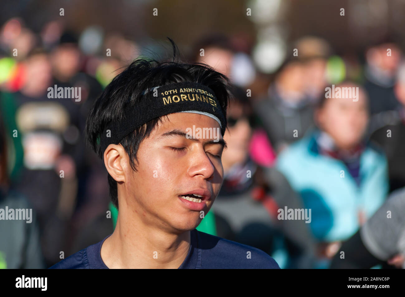 Glasgow, Ecosse, Royaume-Uni. 10 novembre, 2019. Un coureur participant à MoRunning qui est une série de 1,5 km, 5km et 10km de pistes ayant lieu à 24 endroits à travers le Royaume-Uni et l'Irlande au cours du mois de novembre de l'aide de la Fondation Movember qui amassent des fonds pour la santé des hommes. Cette année, elle célèbre son 10e anniversaire et a recueilli plus de 1 000 000 €. Ces événements soulèvent des fonds pour les plus gros problèmes de santé rencontrés par les hommes qui sont le cancer de la prostate, cancer du testicule, de la santé mentale et le suicide. Credit : Skully/Alamy Live News Banque D'Images