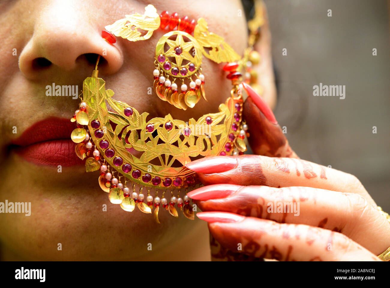 Anneau pour le nez - Libre ( femmes indiennes montrant anneau dans le nez ) Banque D'Images