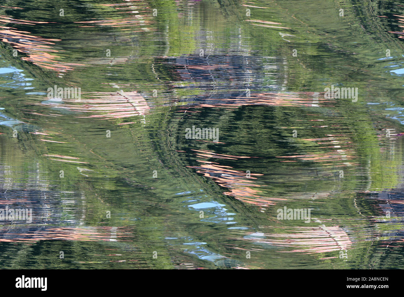 Reflet de la côte sur la surface de l'eau comme arrière-plan transparent Banque D'Images