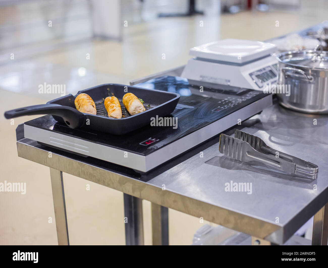 Roulades de poulet aux fines herbes friture en pan Banque D'Images