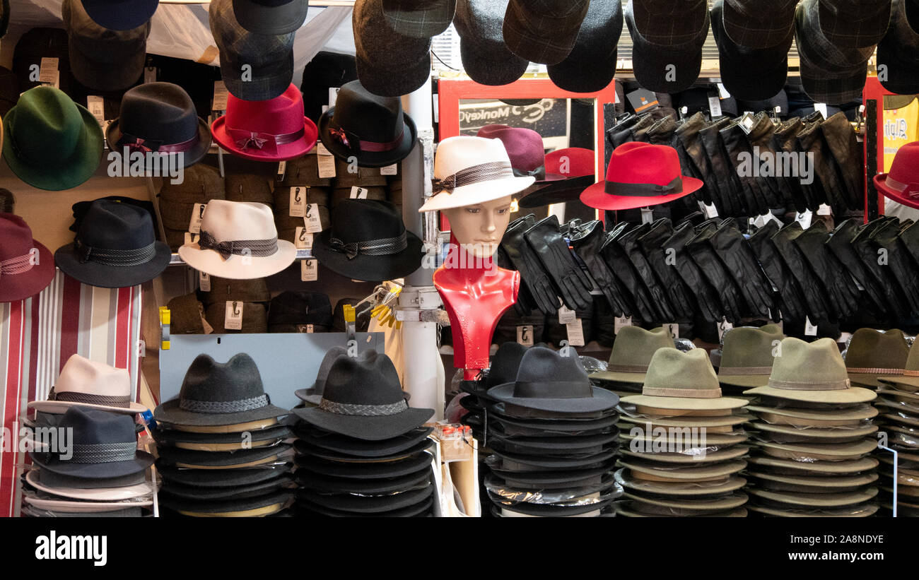 Chapeaux faits main et des gants à la vente à la foire de Bâle Photo Stock  - Alamy