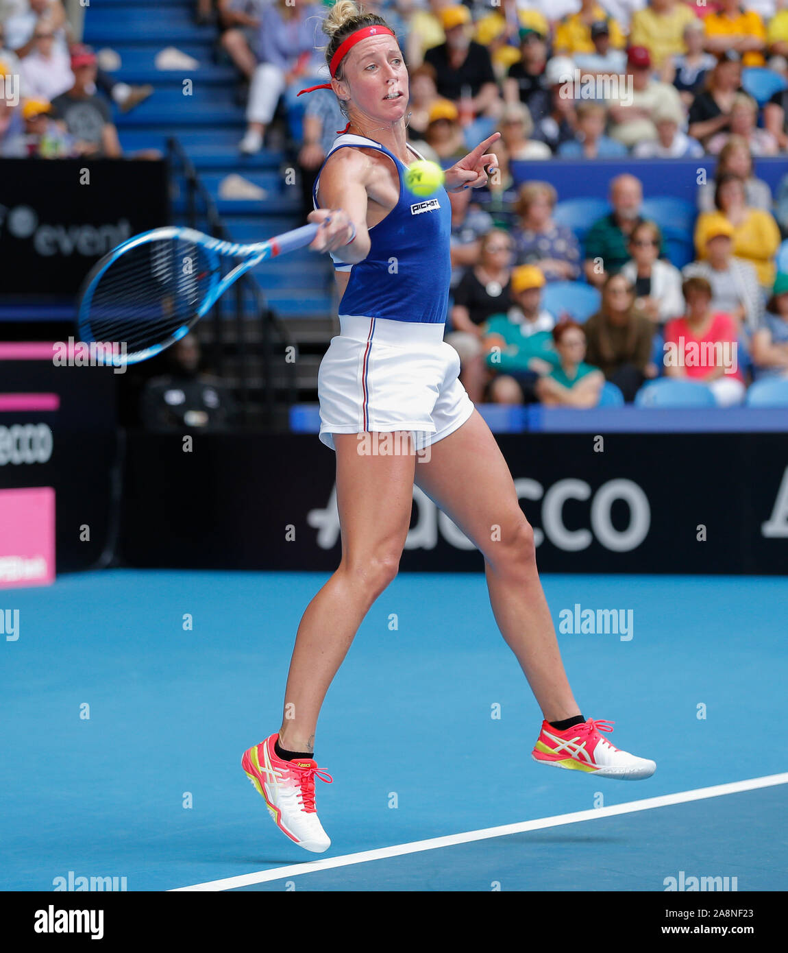 Perth, Australie. 10 Nov, 2019. 10 novembre 2019 RAC ; Arena, Perth, Australie occidentale, Australie ; Fed Cup par BNP Paribas Tennis finale, l'Australie contre la France ; Pauline Parmentier de France joue un coup droit tourné contre l'Ajla Tomljanovic utilisation éditoriale de l'Australie : L'action de Crédit Plus Sport Images/Alamy Live News Banque D'Images