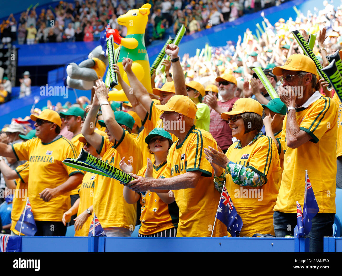 Perth, Australie. 10 Nov, 2019. 10 novembre 2019 RAC ; Arena, Perth, Australie occidentale, Australie ; Fed Cup par BNP Paribas Tennis finale, l'Australie contre la France ; supporters australiens applaude Ajla Tomljanovic après qu'elle a défait Pauline Parmentier de France Crédit : utilisation éditoriale Plus Sport Action Images/Alamy Live News Banque D'Images