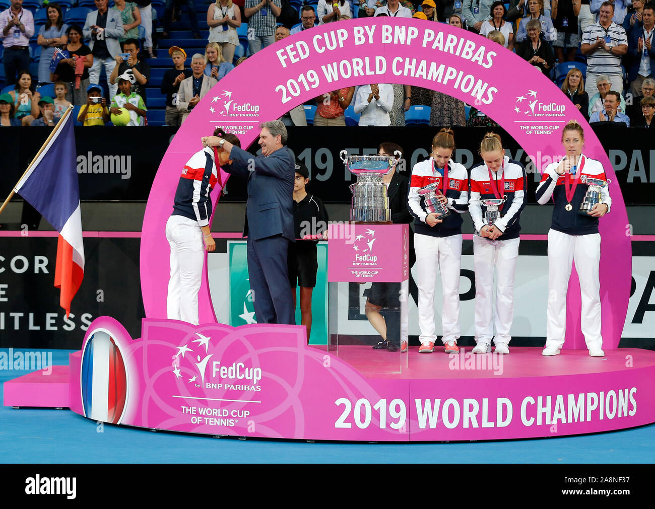 Perth, Australie. 10 Nov, 2019. 10 novembre 2019 RAC ; Arena, Perth, Australie occidentale, Australie ; Fed Cup par BNP Paribas Tennis finale, l'Australie contre la France ; Caroline Garcia, de la France, reçoit sa médaille de Fed Cup Crédit : utilisation éditoriale Plus Sport Action Images/Alamy Live News Banque D'Images