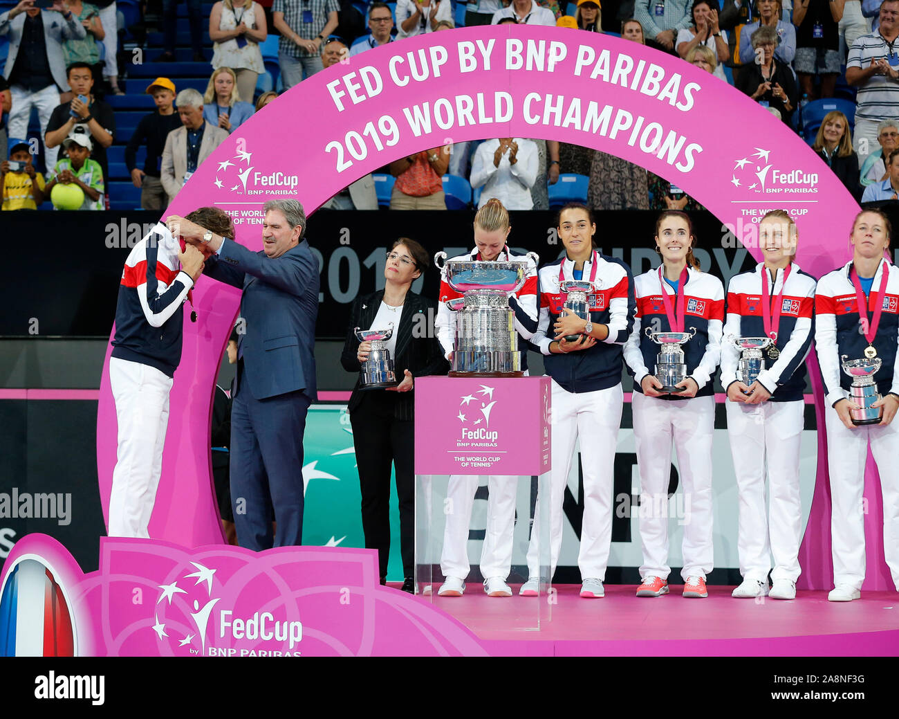 Perth, Australie. 10 Nov, 2019. 10 novembre 2019 RAC ; Arena, Perth, Australie occidentale, Australie ; Fed Cup par BNP Paribas Tennis finale, l'Australie contre la France ; Julien Benneteau Le capitaine de la France reçoit la médaille de la Fed Cup Crédit : utilisation éditoriale Plus Sport Action Images/Alamy Live News Banque D'Images