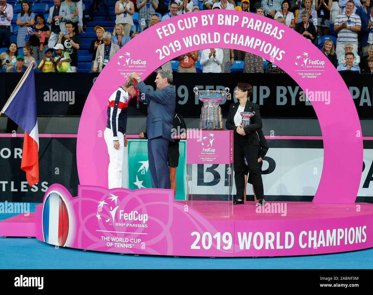 Perth, Australie. 10 Nov, 2019. 10 novembre 2019 RAC ; Arena, Perth, Australie occidentale, Australie ; Fed Cup par BNP Paribas Tennis finale, l'Australie contre la France ; Pauline Parmentier de France, reçoit sa médaille de Fed Cup Crédit : utilisation éditoriale Plus Sport Action Images/Alamy Live News Banque D'Images