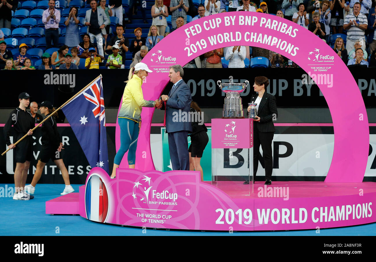 Perth, Australie. 10 Nov, 2019. 10 novembre 2019 RAC ; Arena, Perth, Australie occidentale, Australie ; Fed Cup par BNP Paribas Tennis finale, l'Australie contre la France ; Alicia Molik Le capitaine de l'Australie reçoit sa médaille gagnants suivants : Action Crédit utilisation éditoriale Plus Sport Images/Alamy Live News Banque D'Images