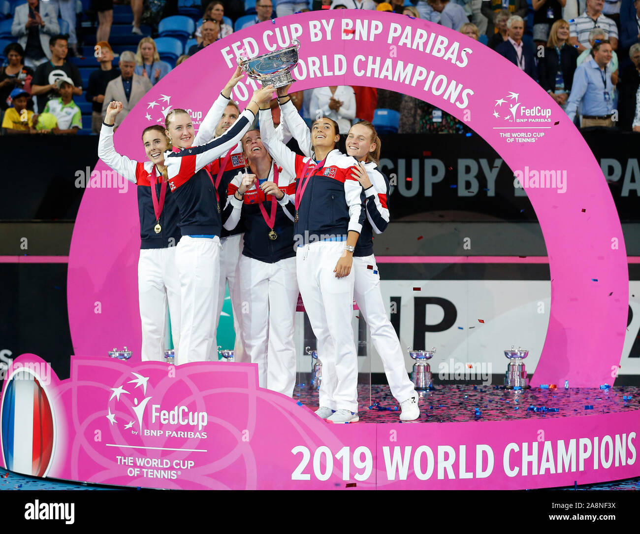 Perth, Australie. 10 Nov, 2019. 10 novembre 2019 RAC ; Arena, Perth, Australie occidentale, Australie ; Fed Cup par BNP Paribas Tennis finale, l'Australie et la France ; la France l'équipe de célébrer l'obtention de la Fed Cup contre l'Australie 3 à 2 caoutchoucs Crédit : utilisation éditoriale Plus Sport Action Images/Alamy Live News Banque D'Images