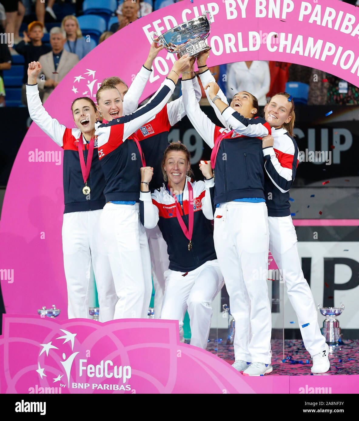 Perth, Australie. 10 Nov, 2019. 10 novembre 2019 RAC ; Arena, Perth, Australie occidentale, Australie ; Fed Cup par BNP Paribas Tennis finale, l'Australie et la France ; la France l'équipe de célébrer l'obtention de la Fed Cup contre l'Australie 3 à 2 caoutchoucs Crédit : utilisation éditoriale Plus Sport Action Images/Alamy Live News Banque D'Images