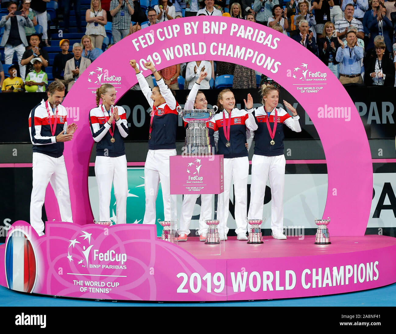 Perth, Australie. 10 Nov, 2019. 10 novembre 2019 RAC ; Arena, Perth, Australie occidentale, Australie ; Fed Cup par BNP Paribas Tennis finale, l'Australie et la France ; la France l'équipe de célébrer l'obtention de la Fed Cup contre l'Australie 3 à 2 caoutchoucs Crédit : utilisation éditoriale Plus Sport Action Images/Alamy Live News Banque D'Images