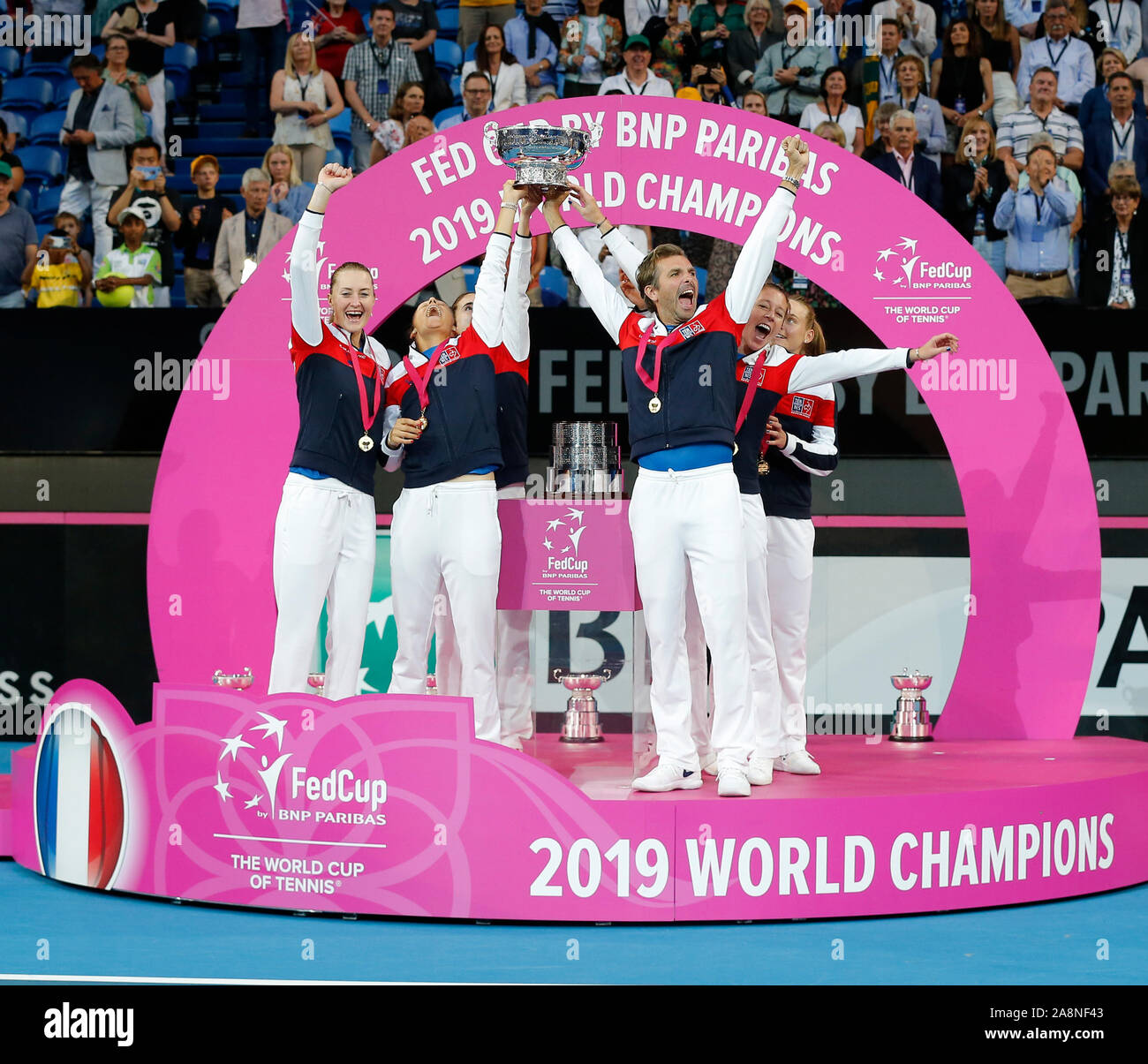 Perth, Australie. 10 Nov, 2019. 10 novembre 2019 RAC ; Arena, Perth, Australie occidentale, Australie ; Fed Cup par BNP Paribas Tennis finale, l'Australie et la France ; la France l'équipe de célébrer l'obtention de la Fed Cup contre l'Australie 3 à 2 caoutchoucs Crédit : utilisation éditoriale Plus Sport Action Images/Alamy Live News Banque D'Images