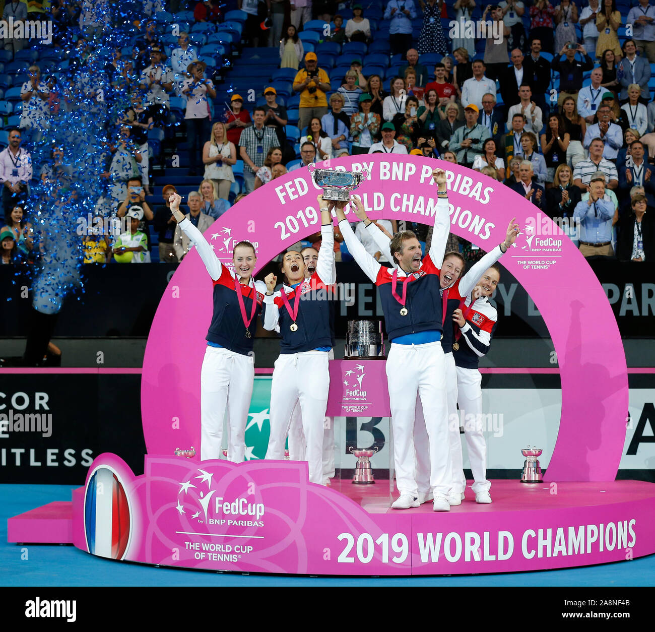 Perth, Australie. 10 Nov, 2019. 10 novembre 2019 RAC ; Arena, Perth, Australie occidentale, Australie ; Fed Cup par BNP Paribas Tennis finale, l'Australie et la France ; la France l'équipe de célébrer l'obtention de la Fed Cup contre l'Australie 3 à 2 caoutchoucs Crédit : utilisation éditoriale Plus Sport Action Images/Alamy Live News Banque D'Images