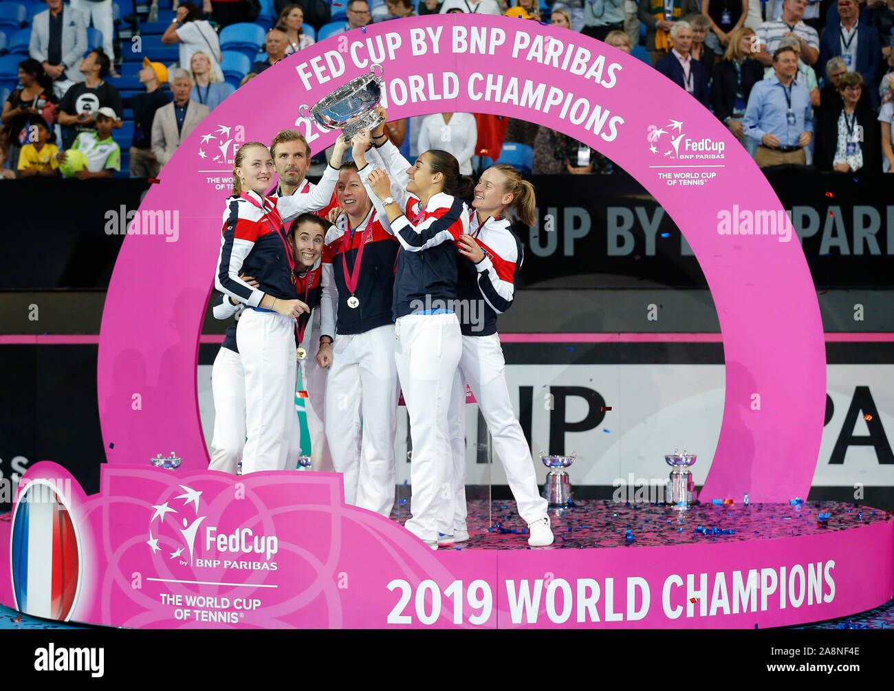 Perth, Australie. 10 Nov, 2019. 10 novembre 2019 RAC ; Arena, Perth, Australie occidentale, Australie ; Fed Cup par BNP Paribas Tennis finale, l'Australie et la France ; la France l'équipe de célébrer l'obtention de la Fed Cup contre l'Australie 3 à 2 caoutchoucs Crédit : utilisation éditoriale Plus Sport Action Images/Alamy Live News Banque D'Images