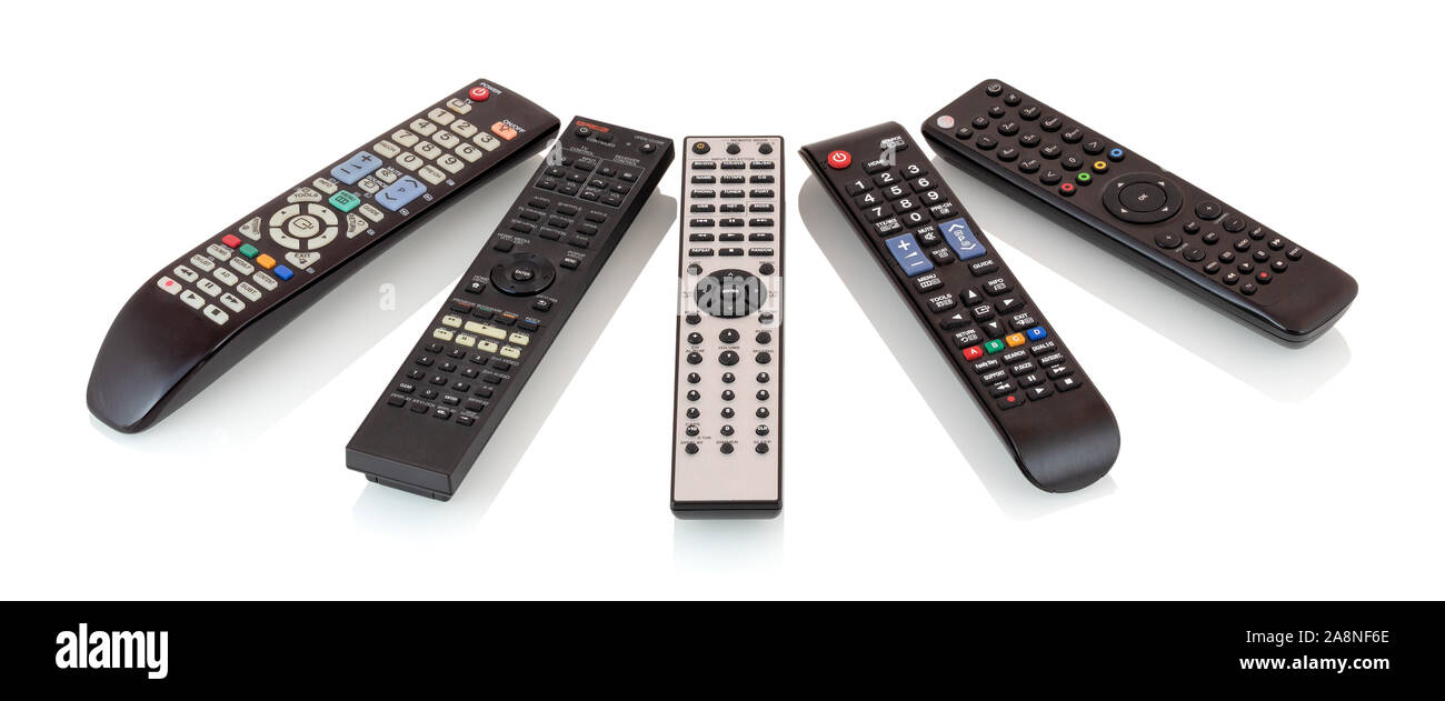Tas de télécommandes pour TV, lecteur Blu Ray dvd, récepteur satellite, amplificateur Home Cinéma isolé sur fond blanc avec ombre de réflexion. Banque D'Images