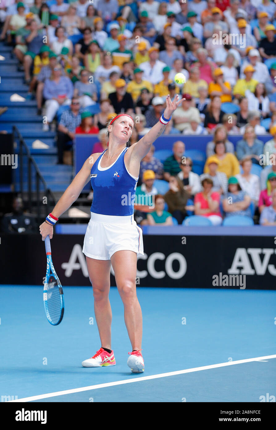 Perth, Australie. 10 Nov, 2019. 10 novembre 2019 RAC ; Arena, Perth, Australie occidentale, Australie ; Fed Cup par BNP Paribas Tennis finale, l'Australie contre la France ; Pauline Parmentier de France sert d'Ajla Tomljanovic utilisation éditoriale de l'Australie : L'action de Crédit Plus Sport Images/Alamy Live News Banque D'Images