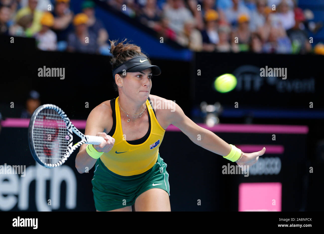 Perth, Australie. 10 Nov, 2019. 10 novembre 2019 RAC ; Arena, Perth, Australie occidentale, Australie ; Fed Cup par BNP Paribas Tennis finale, l'Australie contre la France ; Ajla Tomljanovic de l'Australie joue un coup droit tourné contre Pauline Parmentier de France Crédit : utilisation éditoriale Plus Sport Action Images/Alamy Live News Banque D'Images