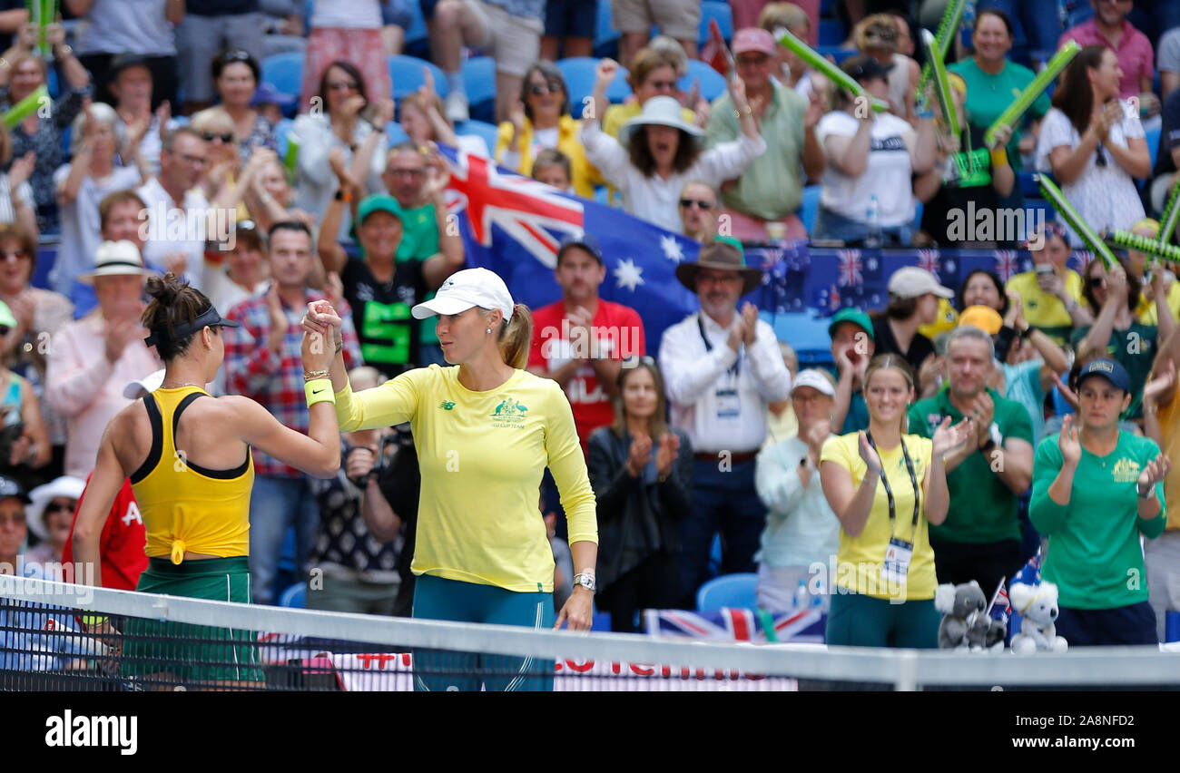 Perth, Australie. 10 Nov, 2019. 10 novembre 2019 RAC ; Arena, Perth, Australie occidentale, Australie ; Fed Cup par BNP Paribas Tennis finale, l'Australie contre la France ; Alicia Molik Le capitaine de l'Australie félicite Ajla Tomljanovic de l'Australie pour avoir remporté le premier set contre Pauline Parmentier de France Crédit : utilisation éditoriale Plus Sport Action Images/Alamy Live News Banque D'Images