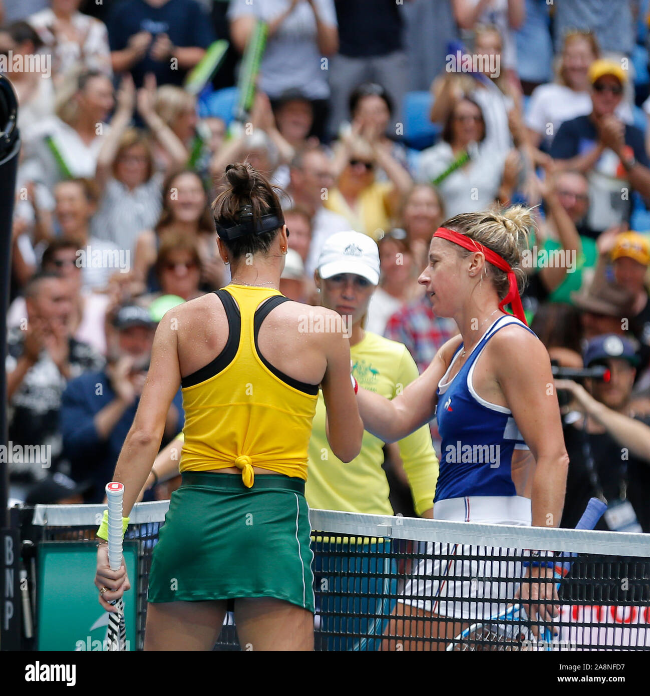 Perth, Australie. 10 Nov, 2019. 10 novembre 2019 RAC ; Arena, Perth, Australie occidentale, Australie ; Fed Cup par BNP Paribas Tennis finale, l'Australie contre la France ; Ajla Tomljanovic de l'Australie, serre la main avec Pauline Parmentier de France après avoir remporté leur match usage éditorial : Action Crédit Plus Sport Images/Alamy Live News Banque D'Images