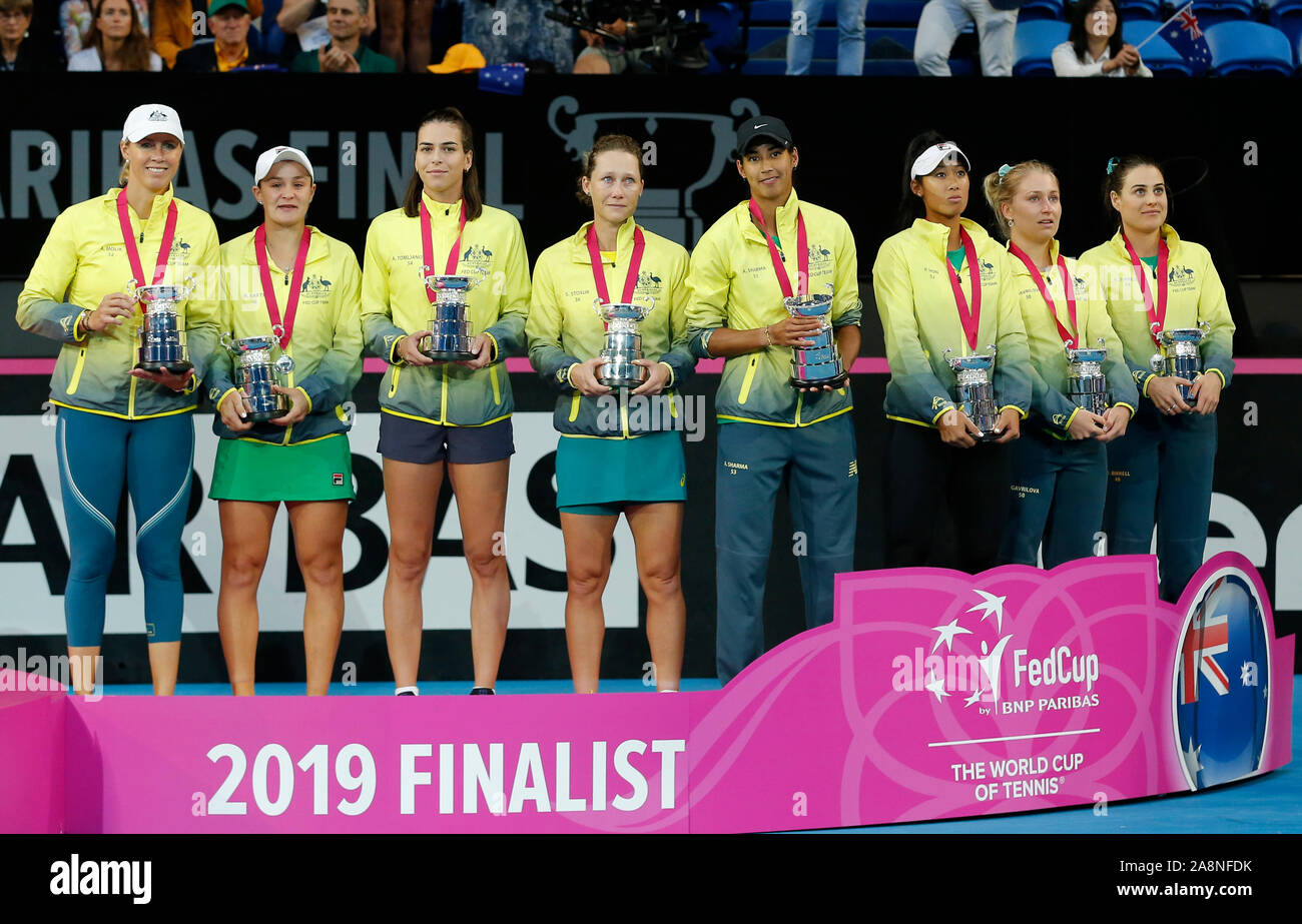 Perth, Australie. 10 Nov, 2019. 10 novembre 2019 RAC ; Arena, Perth, Australie occidentale, Australie ; Fed Cup par BNP Paribas Tennis finale, l'Australie contre la France ; les joueurs australiens avec leurs finalistes trophy Crédit : utilisation éditoriale Plus Sport Action Images/Alamy Live News Banque D'Images