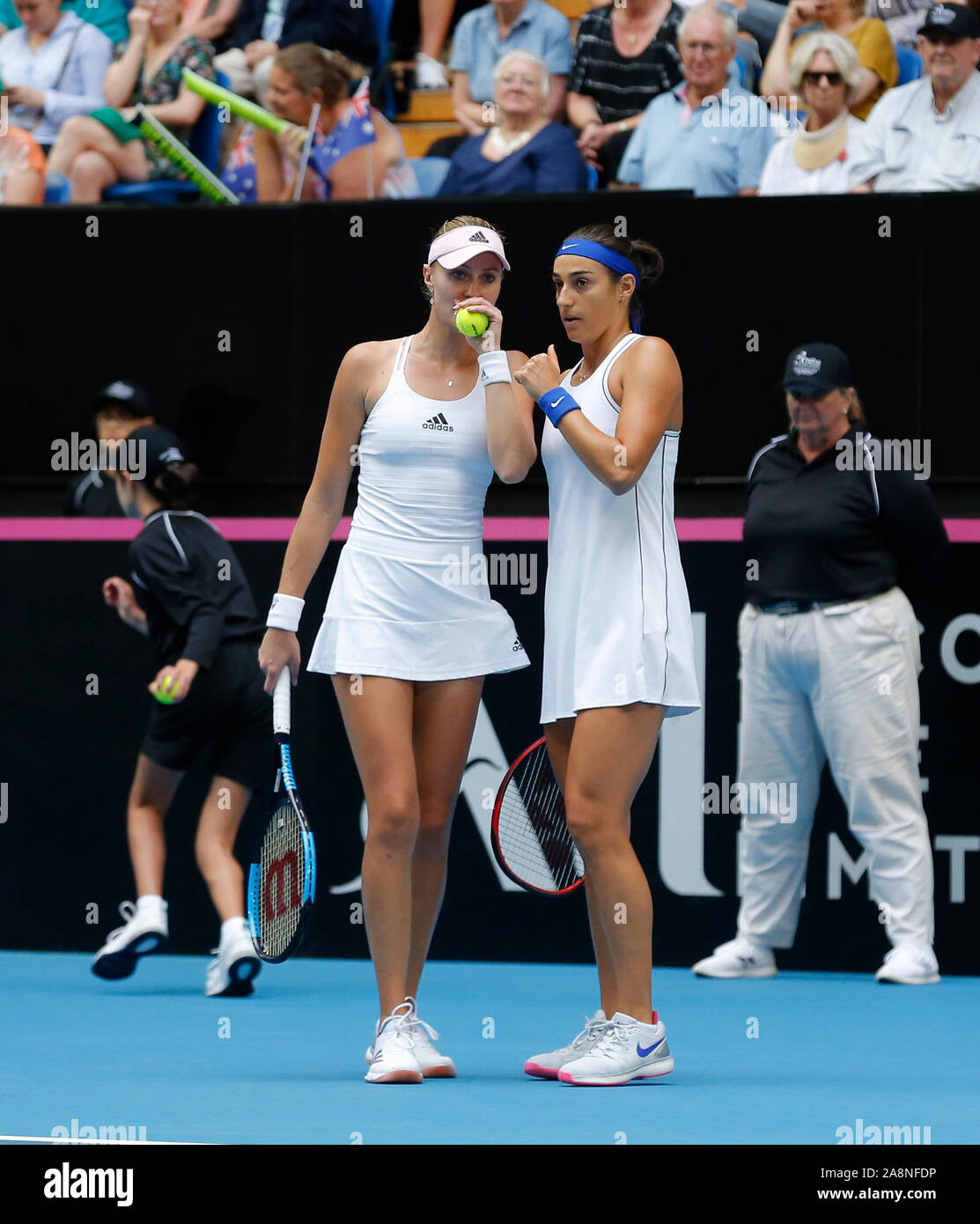 Perth, Australie. 10 Nov, 2019. 10 novembre 2019 RAC ; Arena, Perth, Australie occidentale, Australie ; Fed Cup par BNP Paribas Tennis finale, l'Australie contre la France ; Kristina Mladenivic et Caroline Garcia, de la France au cours de l'utilisation éditoriale en compétition contre l'Australie : L'action de Crédit Plus Sport Images/Alamy Live News Banque D'Images