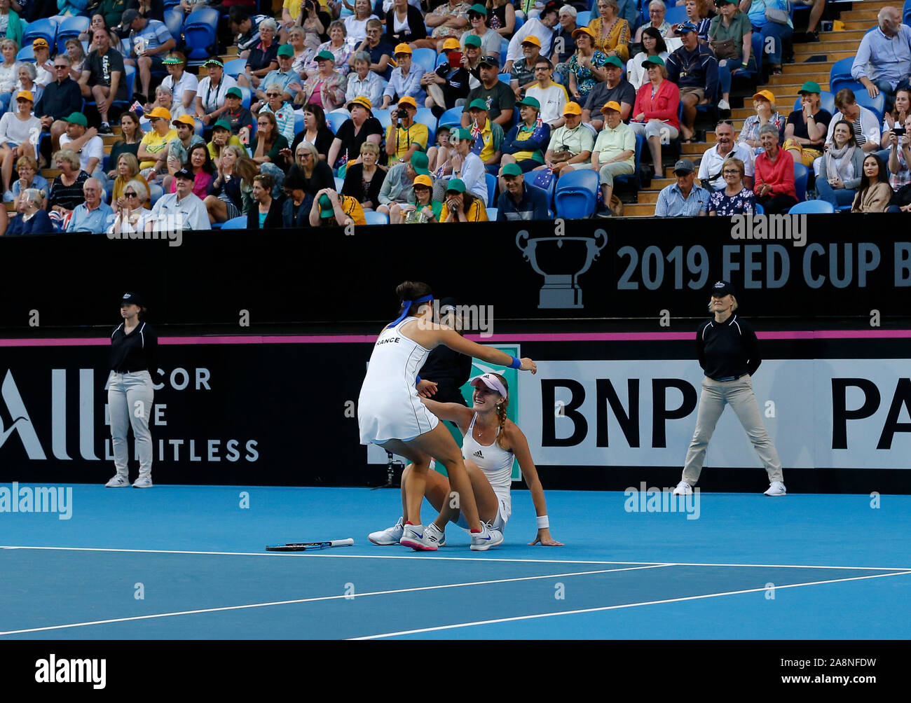 Perth, Australie. 10 Nov, 2019. 10 novembre 2019 RAC ; Arena, Perth, Australie occidentale, Australie ; Fed Cup par BNP Paribas Tennis finale, l'Australie contre la France ; Kristina Mladenivic et Caroline Garcia de France célèbrent la victoire en compétition contre l'Australie : Action Crédit utilisation éditoriale Plus Sport Images/Alamy Live News Banque D'Images