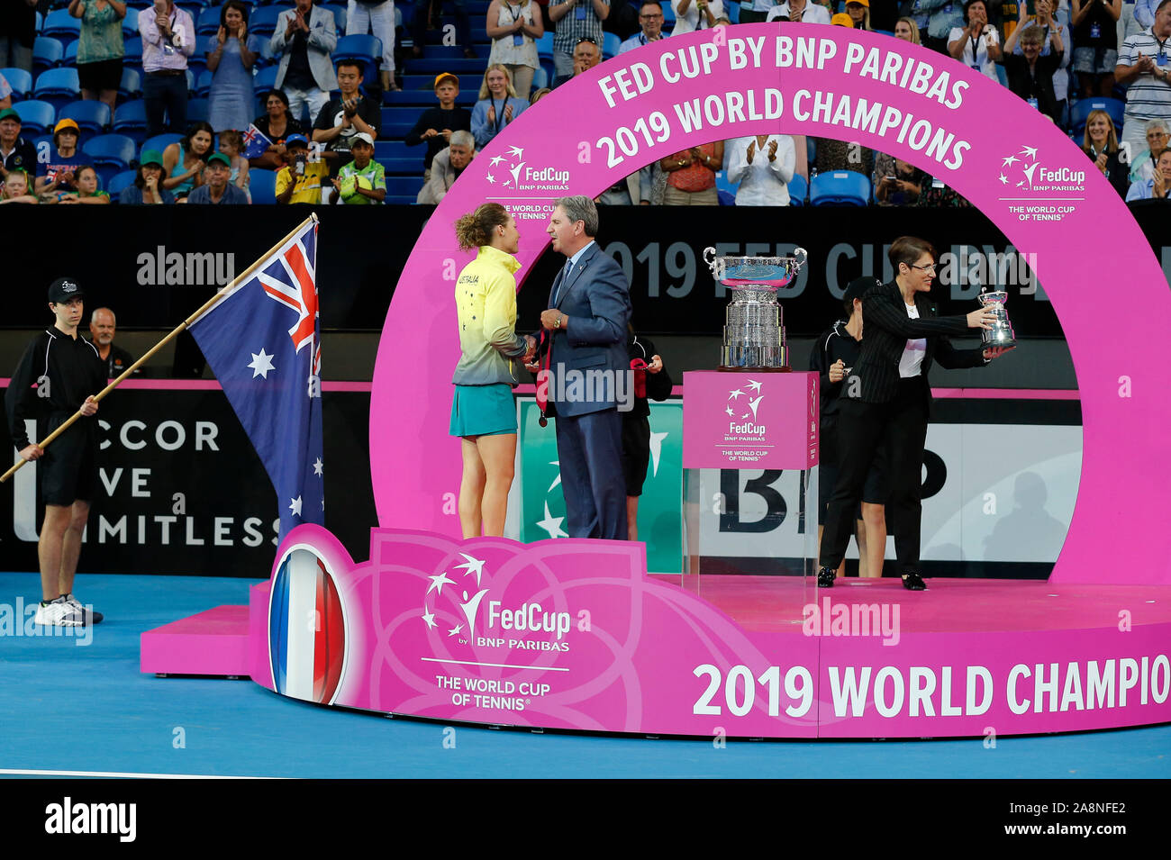 Perth, Australie. 10 Nov, 2019. 10 novembre 2019 RAC ; Arena, Perth, Australie occidentale, Australie ; Fed Cup par BNP Paribas Tennis finale, l'Australie contre la France ; Sam Stosur de l'Australie reçoit sa médaille gagnants suivants : Action Crédit utilisation éditoriale Plus Sport Images/Alamy Live News Banque D'Images